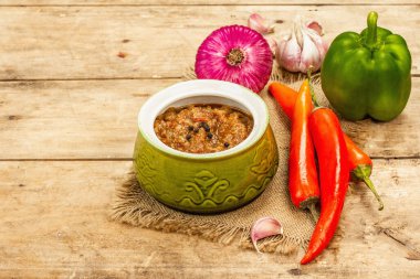 Taze sebzeli vejetaryen güveci. Ahşap arka planda doğranmış malzemeler, kopyalama alanı