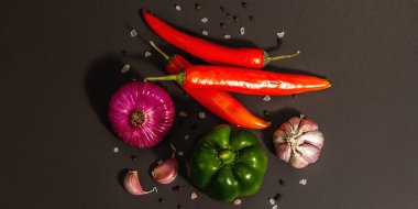 Aşçılık geçmişi. Siyah taş arka planda taze sebzeler. Renkli ürünler koleksiyonu, düz konum, modaya uygun sert ışık, koyu gölge, pankart biçimi