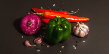 Aşçılık geçmişi. Siyah taş arka planda taze sebzeler. Renkli ürünler koleksiyonu, düz konum, modaya uygun sert ışık, koyu gölge, pankart biçimi