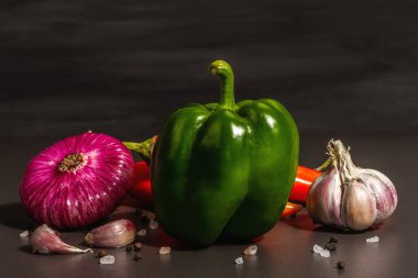 Aşçılık geçmişi. Siyah taş arka planda taze sebzeler. Renkli ürünler koleksiyonu, düz konum, modaya uygun sert ışık, koyu gölge, kopyalama alanı