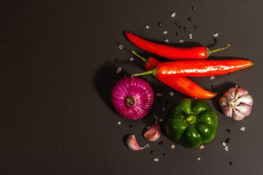 Aşçılık geçmişi. Siyah taş arka planda taze sebzeler. Renkli ürünler koleksiyonu, düz konum, modaya uygun sert ışık, koyu gölge, üst görünüm