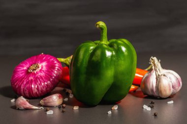 Aşçılık geçmişi. Siyah taş arka planda taze sebzeler. Renkli ürünler koleksiyonu, düz konum, modaya uygun sert ışık, koyu gölge, kopyalama alanı