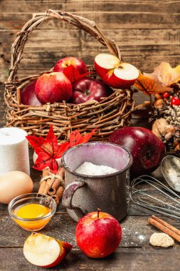 Sonbahar pişirme konsepti. Mutfak gereçleri, malzemeler seti, mevsimlik dekorasyon. Elma ve baharatlı tatlı hamur işleri pişiriyorum. Eski tahta arkaplan, kopyalama alanı