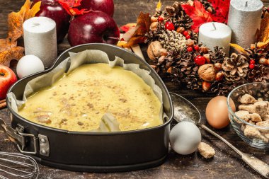 Elma Charlotte pişirmeye hazır. Mutfak gereçleri, malzemeler seti, mevsimlik dekorasyon. Baharatlı tatlı hamur işleri pişiriyorum. Eski tahta arkaplan, kopyalama alanı