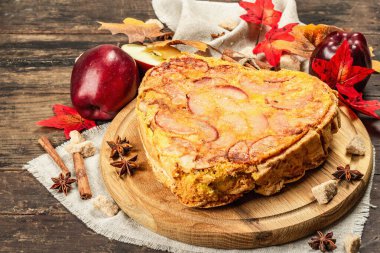 Güzel kokulu Charlotte elması. Olgun meyveler, tarçın ve yıldız anason. Tatlı yemek için hazır. Klasik ahşap masa.