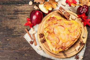 Güzel kokulu Charlotte elması. Olgun meyveler, tarçın ve yıldız anason. Tatlı yemek için hazır. Klasik ahşap masa.