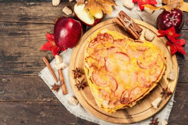 Güzel kokulu Charlotte elması. Olgun meyveler, tarçın ve yıldız anason. Tatlı yemek için hazır. Klasik ahşap masa.