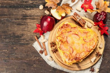 Güzel kokulu Charlotte elması. Olgun meyveler, tarçın ve yıldız anason. Tatlı yemek için hazır. Klasik ahşap masa.