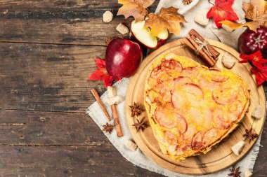 Güzel kokulu Charlotte elması. Olgun meyveler, tarçın ve yıldız anason. Tatlı yemek için hazır. Klasik ahşap masa.