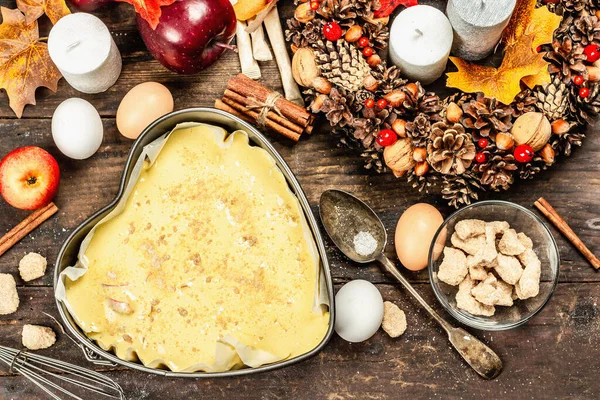 Elma Charlotte pişirmeye hazır. Mutfak gereçleri, malzemeler seti, mevsimlik dekorasyon. Baharatlı tatlı hamur işleri pişiriyorum. Eski ahşap zemin, üst manzara