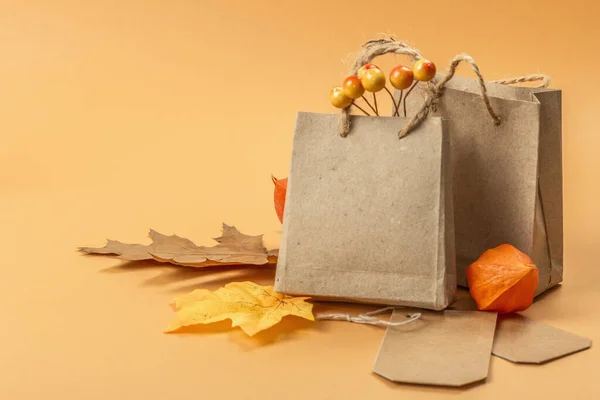 Black Friday Sale Concept Shopping Papieren Tassen Handgemaakte Tags Herfst — Stockfoto