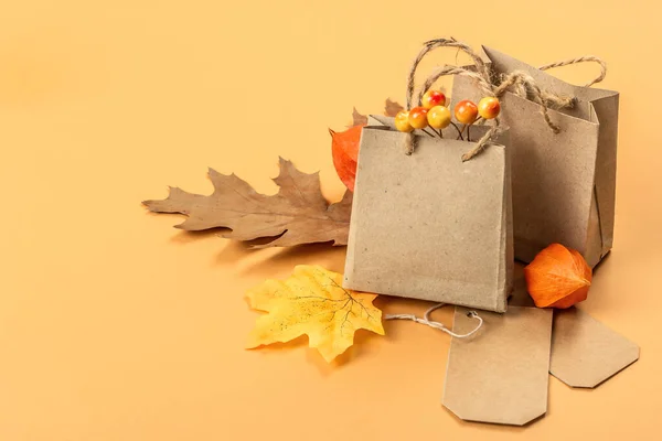 ブラック フライデーセールのコンセプト ショッピングペーパーバッグ 手作りのタグ 秋のオークの葉 秋の装飾 光の背景 コピースペース — ストック写真