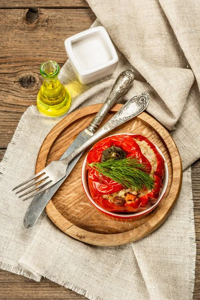 Hausgemachtes Fleisch Und Mit Reis Gefüllte Paprika Olivenöl Soße Besteck — Stockfoto