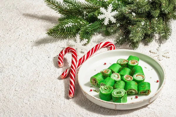 Kalte Vorspeise Geschmückt Form Eines Weihnachtsbaums Dünne Crêpes Frischkäse Gesalzener — Stockfoto