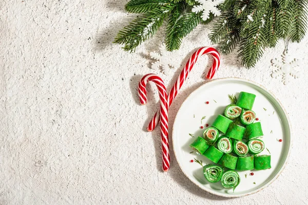 Kalte Vorspeise Geschmückt Form Eines Weihnachtsbaums Dünne Crêpes Frischkäse Leicht — Stockfoto