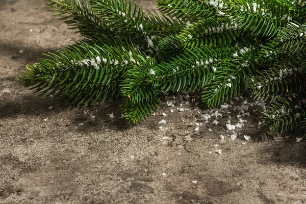 Corona Navidad Feliz Hecha Ramas Abeto Sobre Fondo Piedra Hormigón —  Fotos de Stock