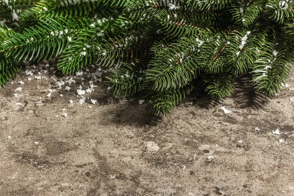 Corona Navidad Feliz Hecha Ramas Abeto Sobre Fondo Piedra Hormigón —  Fotos de Stock