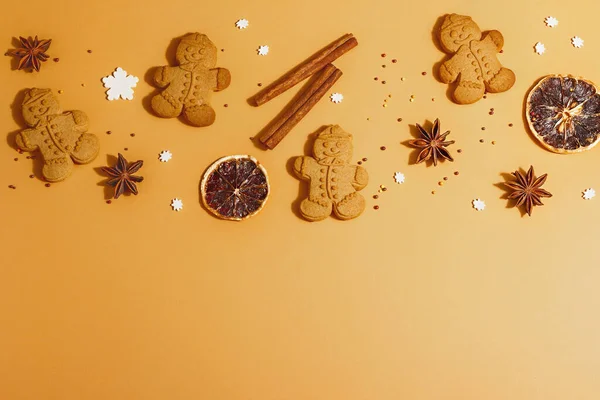 Natal Gingerbread Men Com Especiarias Perfumadas Decoração Ano Novo Festivo — Fotografia de Stock