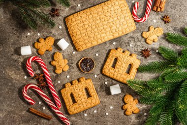Noel Zencefilli Çörek Evi ve Zencefilli Kurabiye Adamlar. Geleneksel festival yeni yıl tasarımı, yemek pişirme süreci. Modern sert ışık, karanlık gölge, düz uzanma, üst manzara