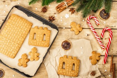 Noel Zencefilli Çörek Evi ve Zencefilli Kurabiye Adamlar. Geleneksel festival yeni yıl tasarımı, yemek pişirme süreci. Eski ahşap zemin, kırsal tarz, üst görünüm