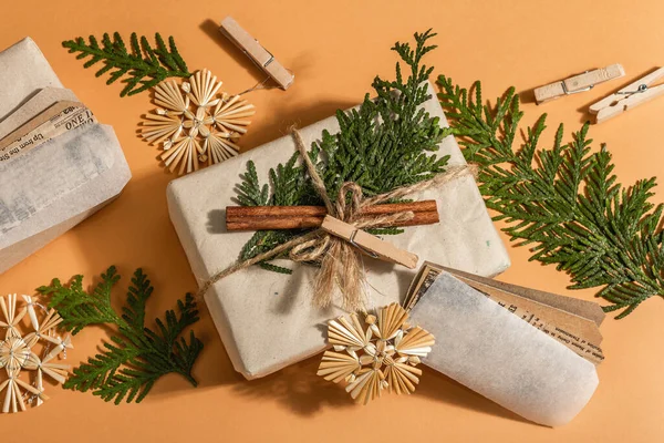 零浪费礼物的概念 圣诞节或新年环保包装 各种有机装饰品的工艺纸盒 时尚的强光 顶视图 — 图库照片