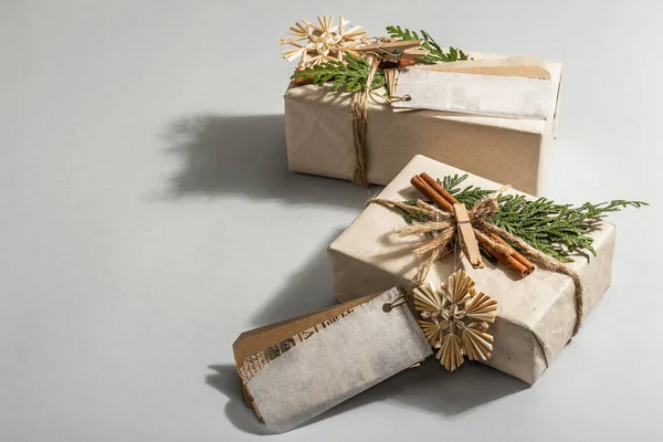 零浪费礼物的概念 圣诞节或新年环保包装 各种有机装饰品的工艺纸盒 时尚强光 复制空间 — 图库照片