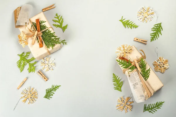 零浪费礼物的概念 圣诞节或新年环保包装 各种有机装饰品的工艺纸盒 浅灰背景 顶视图 — 图库照片