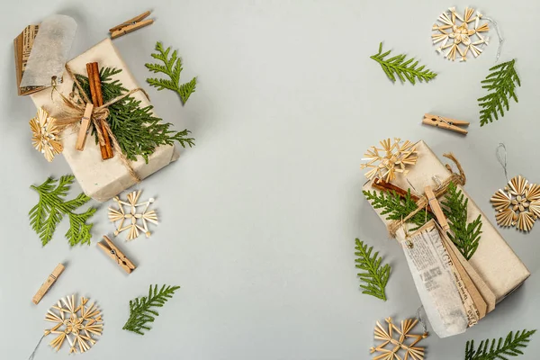 零浪费礼物的概念 圣诞节或新年环保包装 各种有机装饰品的工艺纸盒 浅灰背景 顶视图 — 图库照片