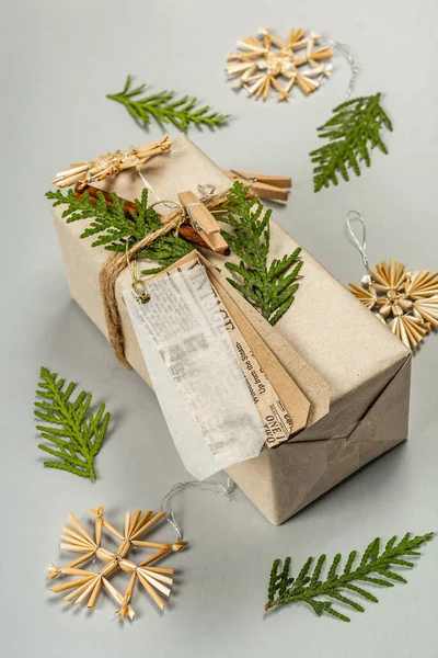 零浪费礼物的概念 圣诞节或新年环保包装 各种有机装饰品的工艺纸盒 浅灰背景 — 图库照片