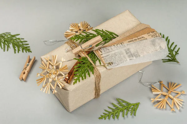 零浪费礼物的概念 圣诞节或新年环保包装 各种有机装饰品的工艺纸盒 浅灰背景 — 图库照片
