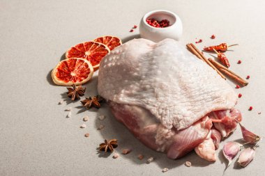 Baharatlı çiğ hindi eti. Sağlıklı yemek, baharat ve sarımsak hazırlamak için kullanışlı bir malzeme. Modern sert ışık, karanlık gölge, taş beton zemin, kopyalama alanı