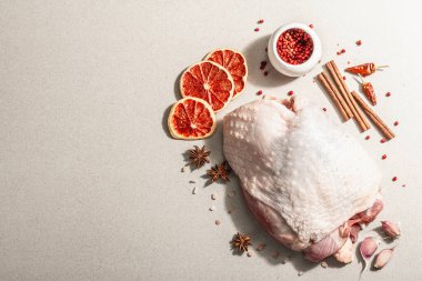 Baharatlı çiğ hindi eti. Sağlıklı yemek, baharat ve sarımsak hazırlamak için kullanışlı bir malzeme. Modern sert ışık, karanlık gölge, taş beton zemin, üst görünüm