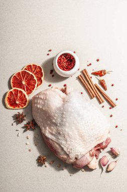 Baharatlı çiğ hindi eti. Sağlıklı yemek, baharat ve sarımsak hazırlamak için kullanışlı bir malzeme. Modern sert ışık, karanlık gölge, taş beton zemin, üst görünüm