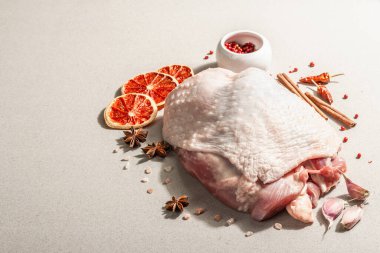 Baharatlı çiğ hindi eti. Sağlıklı yemek, baharat ve sarımsak hazırlamak için kullanışlı bir malzeme. Modern sert ışık, karanlık gölge, taş beton zemin, kopyalama alanı