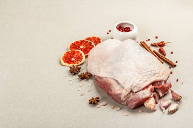 Baharatlı çiğ hindi eti. Sağlıklı yemek, baharat ve sarımsak hazırlamak için kullanışlı bir malzeme. Taş beton arkaplan, kopyalama alanı