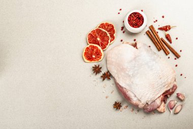 Baharatlı çiğ hindi eti. Sağlıklı yemek, baharat ve sarımsak hazırlamak için kullanışlı bir malzeme. Taş beton zemin, üst görünüm
