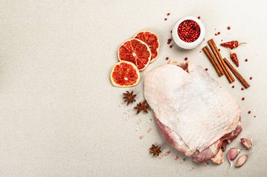 Baharatlı çiğ hindi eti. Sağlıklı yemek, baharat ve sarımsak hazırlamak için kullanışlı bir malzeme. Taş beton zemin, üst görünüm