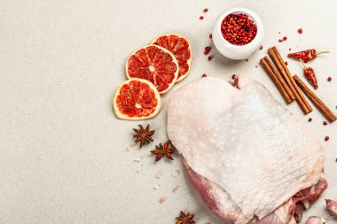 Baharatlı çiğ hindi eti. Sağlıklı yemek, baharat ve sarımsak hazırlamak için kullanışlı bir malzeme. Taş beton zemin, üst görünüm