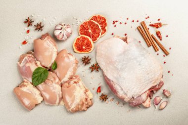 Çiğ tavuk ve baharatlı hindi eti. Sağlıklı yemek, baharat ve sarımsak hazırlamak için kullanışlı bir malzeme. Taş beton zemin, üst görünüm