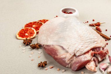 Baharatlı çiğ hindi eti. Sağlıklı yemek, baharat ve sarımsak hazırlamak için kullanışlı bir malzeme. Taş beton arka plan, kapat