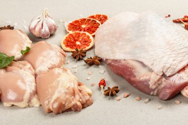 Çiğ tavuk ve baharatlı hindi eti. Sağlıklı yemek, baharat ve sarımsak hazırlamak için kullanışlı bir malzeme. Taş beton arka plan, kapat