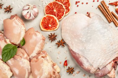 Çiğ tavuk ve baharatlı hindi eti. Sağlıklı yemek, baharat ve sarımsak hazırlamak için kullanışlı bir malzeme. Taş beton zemin, üst görünüm