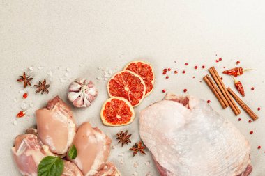 Çiğ tavuk ve baharatlı hindi eti. Sağlıklı yemek, baharat ve sarımsak hazırlamak için kullanışlı bir malzeme. Taş beton zemin, üst görünüm