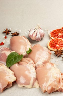 Çiğ tavuk ve baharatlı hindi eti. Sağlıklı yemek, baharat ve sarımsak hazırlamak için kullanışlı bir malzeme. Taş beton arka plan, kapat