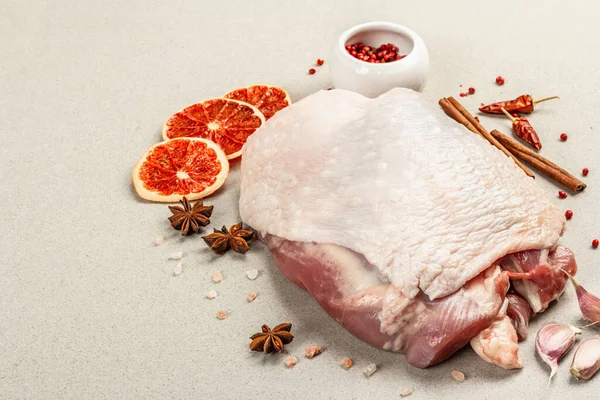 Baharatlı çiğ hindi eti. Sağlıklı yemek, baharat ve sarımsak hazırlamak için kullanışlı bir malzeme. Taş beton arkaplan, kopyalama alanı