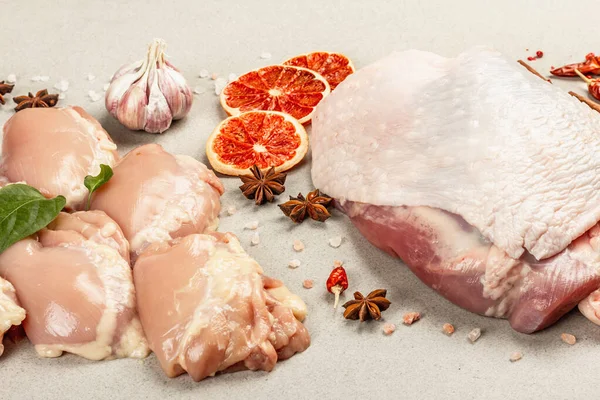 Çiğ tavuk ve baharatlı hindi eti. Sağlıklı yemek, baharat ve sarımsak hazırlamak için kullanışlı bir malzeme. Taş beton arka plan, kapat