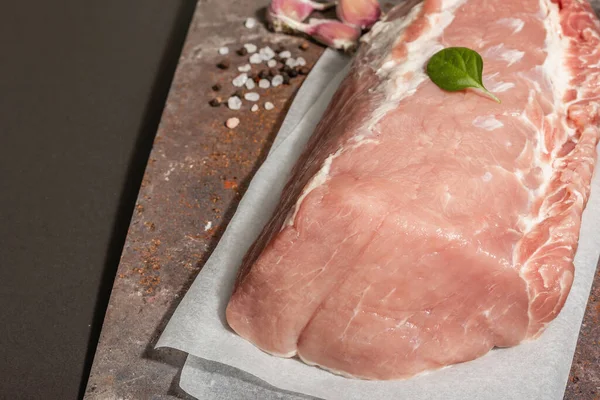 Daging Babi Mentah Dengan Rempah Rempah Potongan Besar Daging Stand — Stok Foto