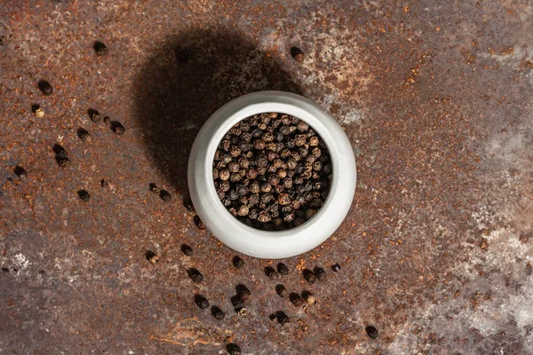 Pimenta Preta Seca Uma Tigela Cerâmica Fundo Metal Enferrujado Perto — Fotografia de Stock