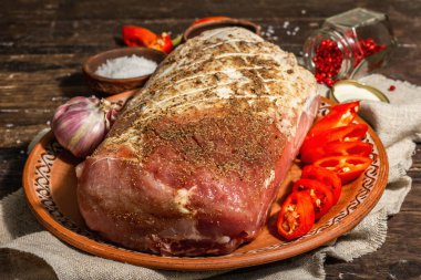 Salamura domuz filetosu. Şenlikli yemekler pişirmek için çiğ et. Acı biber, baharat, köy usulü. Modaya uygun sert ışık, karanlık gölge. Eski ahşap arka plan, kapat