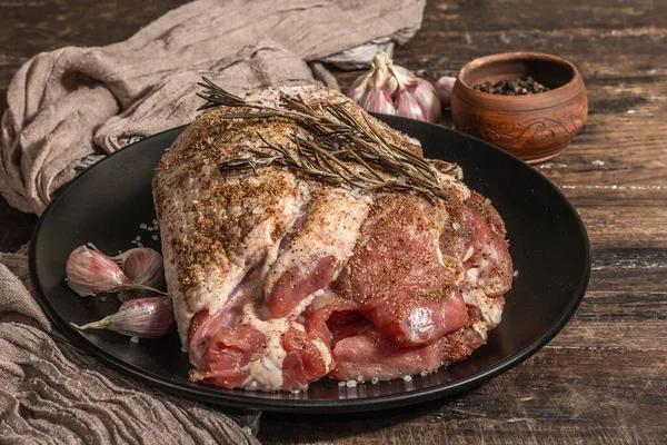 用调味料腌制的一块生火鸡肉 准备健康食品的有用配料 一个现代的硬光 黑暗的阴影 乡村风格 老式木桌 — 图库照片